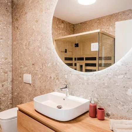 Chic With Sauna - One Bedroom With Balcony Апартаменты