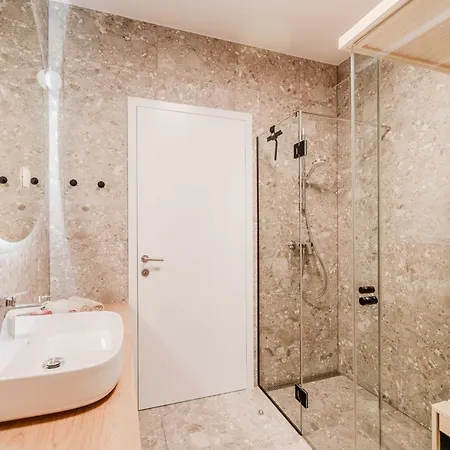 Chic With Sauna - One Bedroom With Balcony Appartamento *