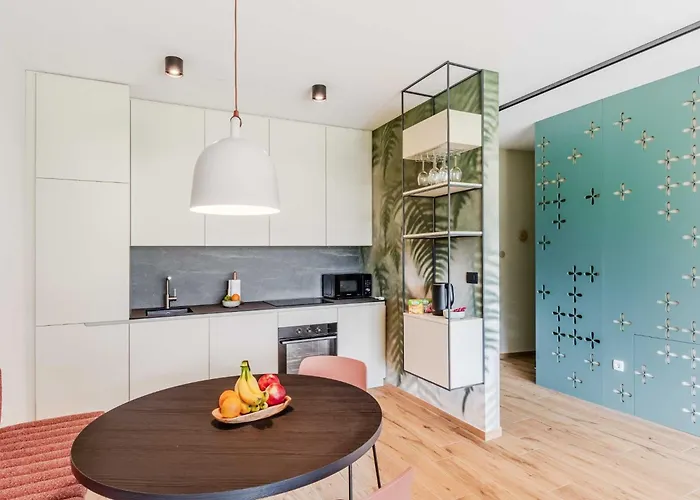 Chic With Sauna - One Bedroom With Balcony Апартаменты