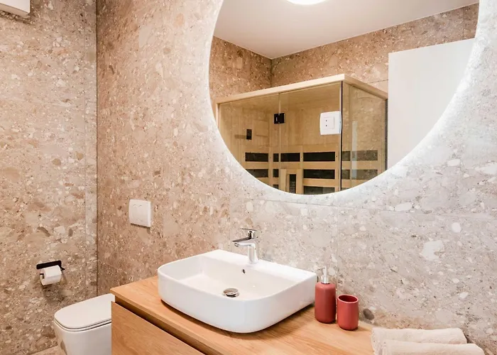 Chic With Sauna - One Bedroom With Balcony Апартаменты