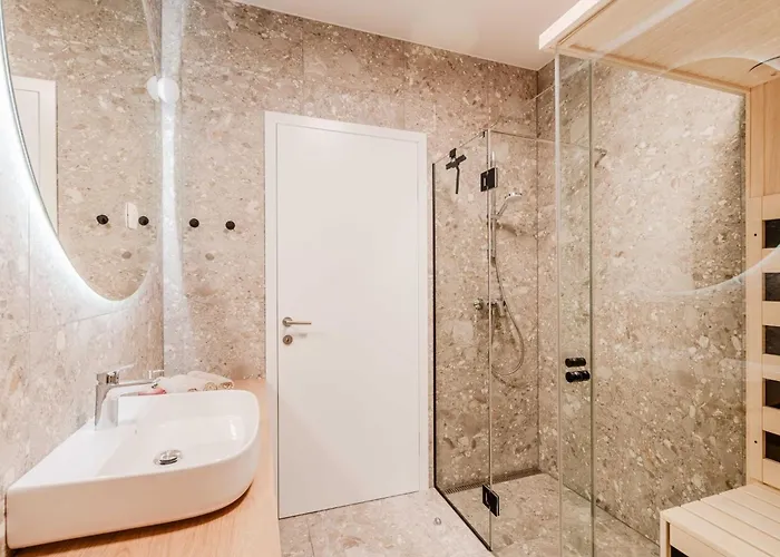 Chic With Sauna - One Bedroom With Balcony Апартаменты *