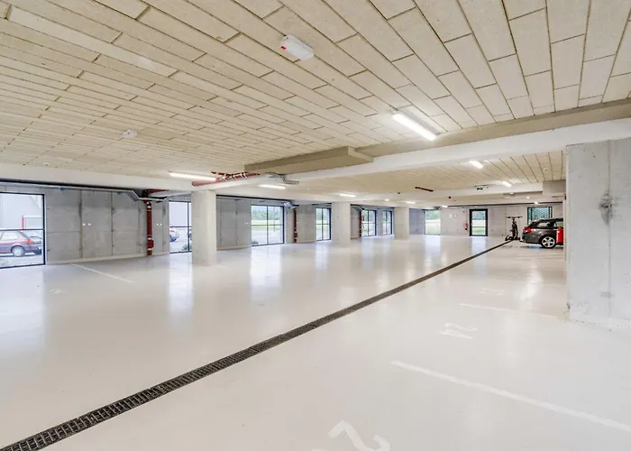 Chic With Sauna - One Bedroom With Balcony Апартаменты *